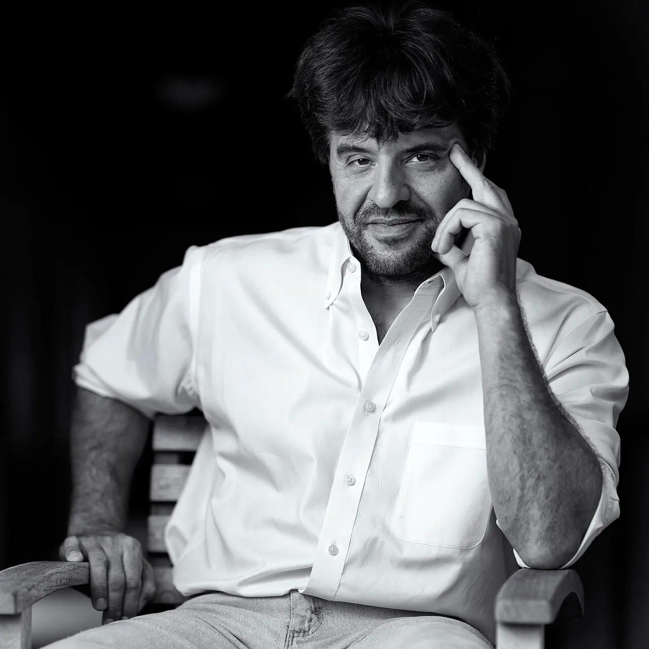 Portret van Nobelprijswinnaar Karl Deisseroth, die een lichtgevoelig algeneiwit ombouwde tot een instrument om zenuwcellen te besturen.