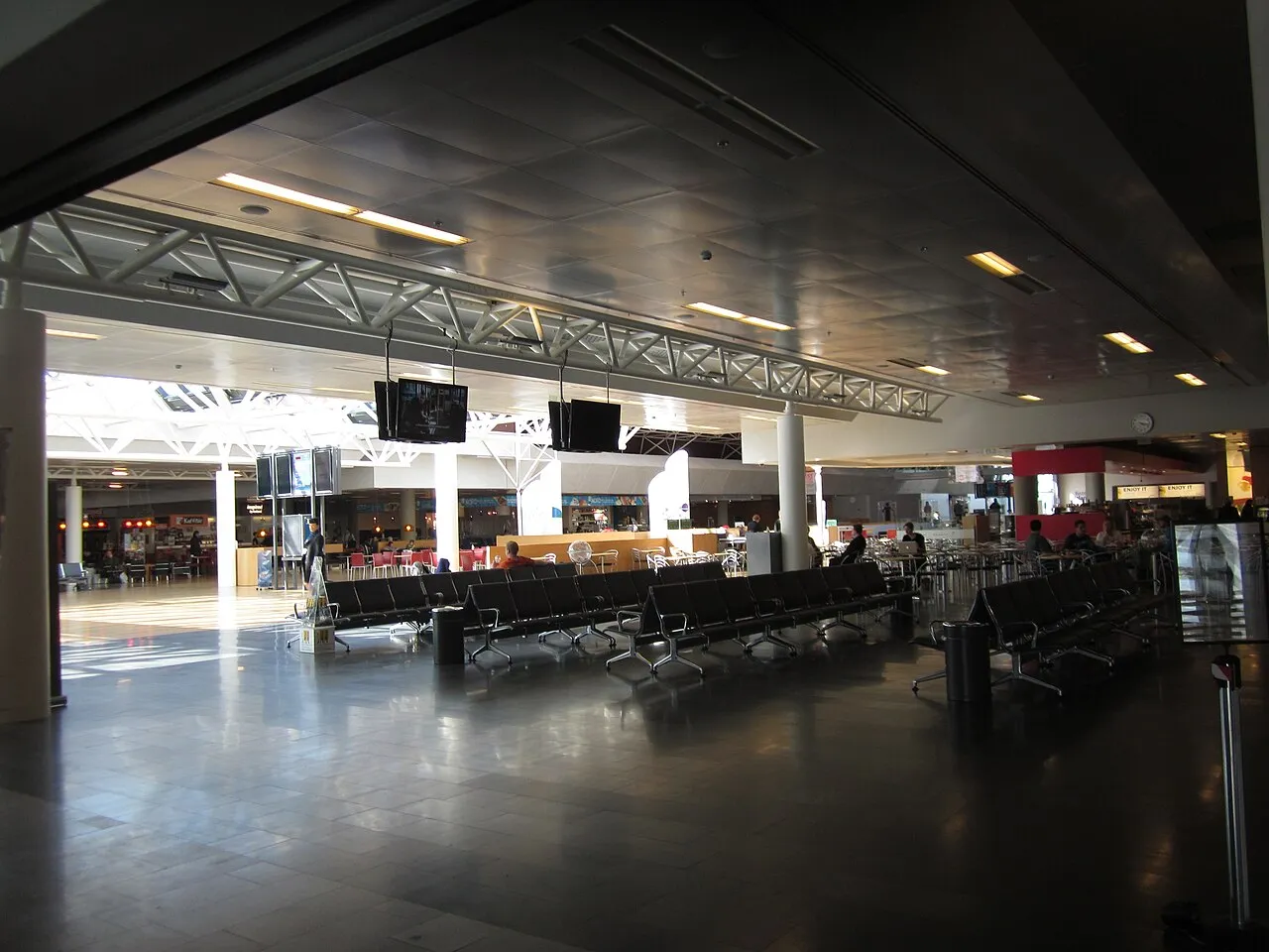De wachtruimte van de Leifsstöð-terminal op Keflavíkurflugvelli, waar de aanhouding plaatsvond.