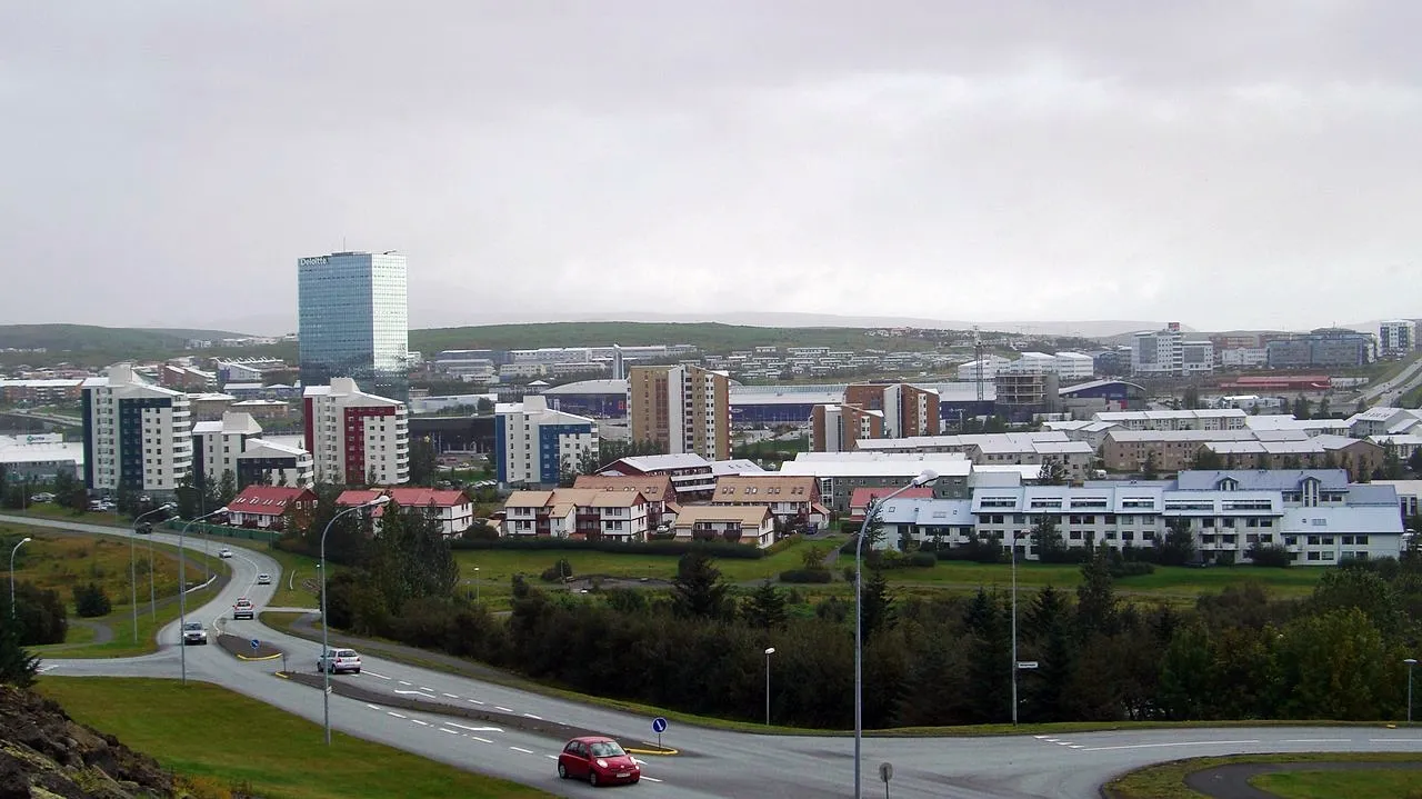 Uitzicht over de wijk Smárahverfi in Kópavogur, een van de twee gemeenten die de nieuwe Arnarnesvegur verbindt.