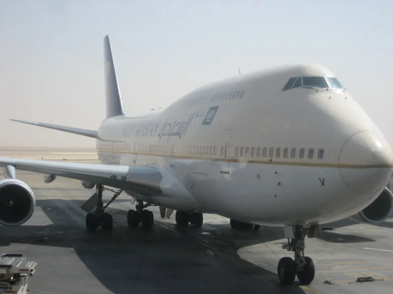 Een Boeing 747-400 van Saudi Arabian Airlines op King Khalid International Airport in Riyad, de luchthaven die werd getroffen bij de aanslag.